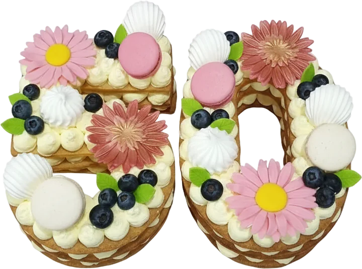 Cream tart a forma di numero 50 con fiori, macarons e mirtilli