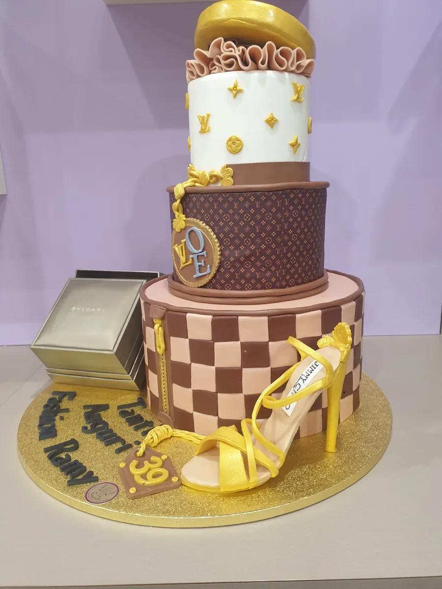Fashion cake a tre piani con borsa e scarpa