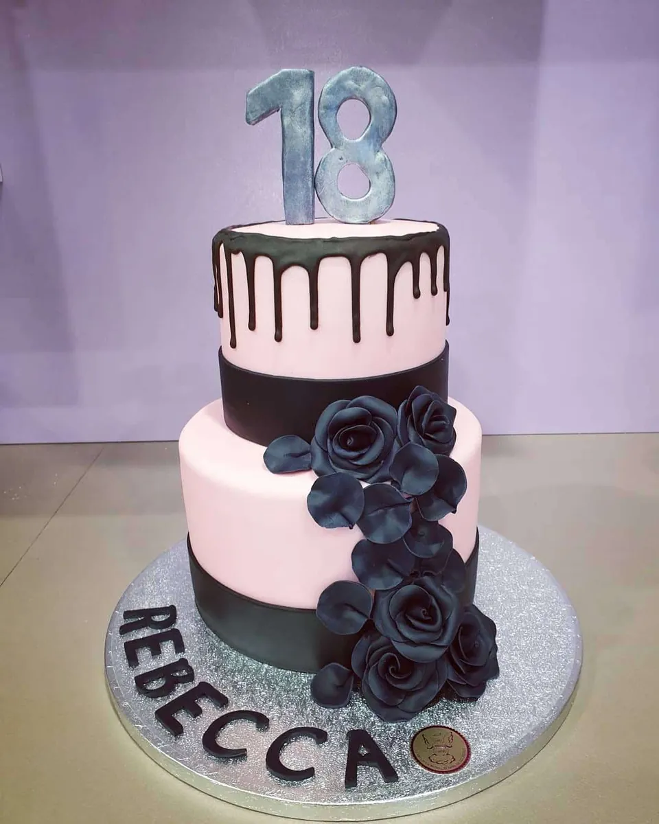 Torta dei 18 anni rosa e nera con rose nere