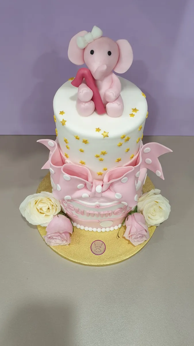 Torta di battesimo con elefantino rosa