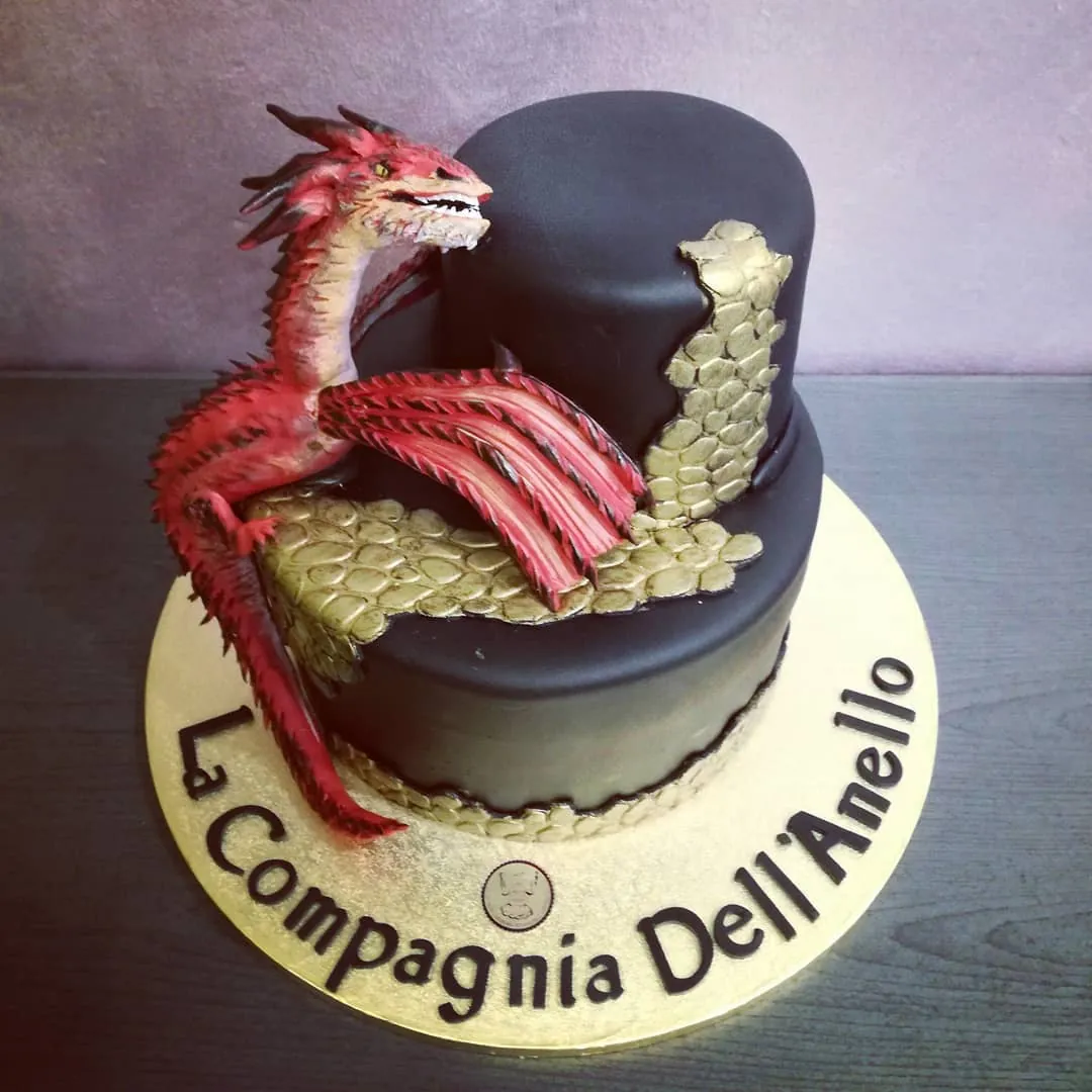Torta nera con drago rosso modellato a mano