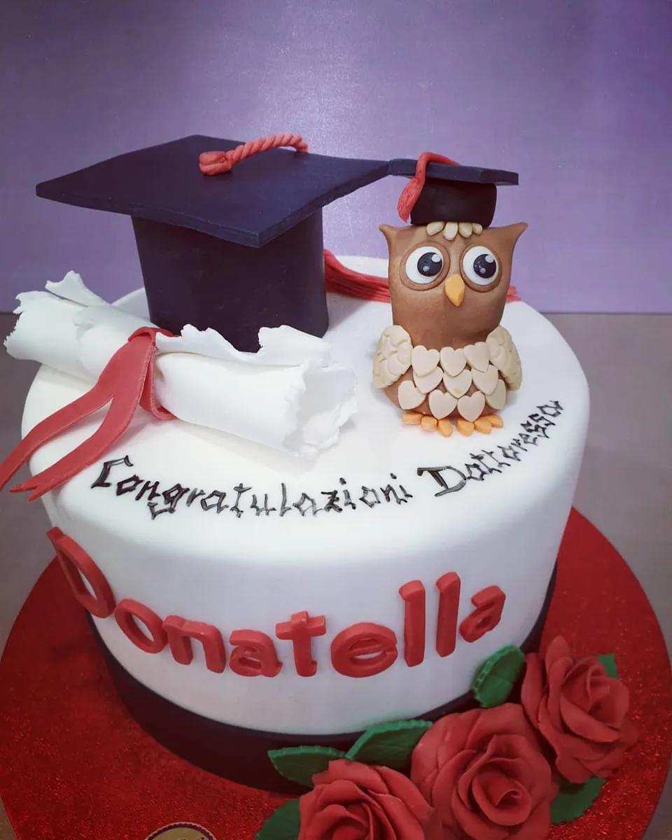 Torta di laurea con gufo e tocco