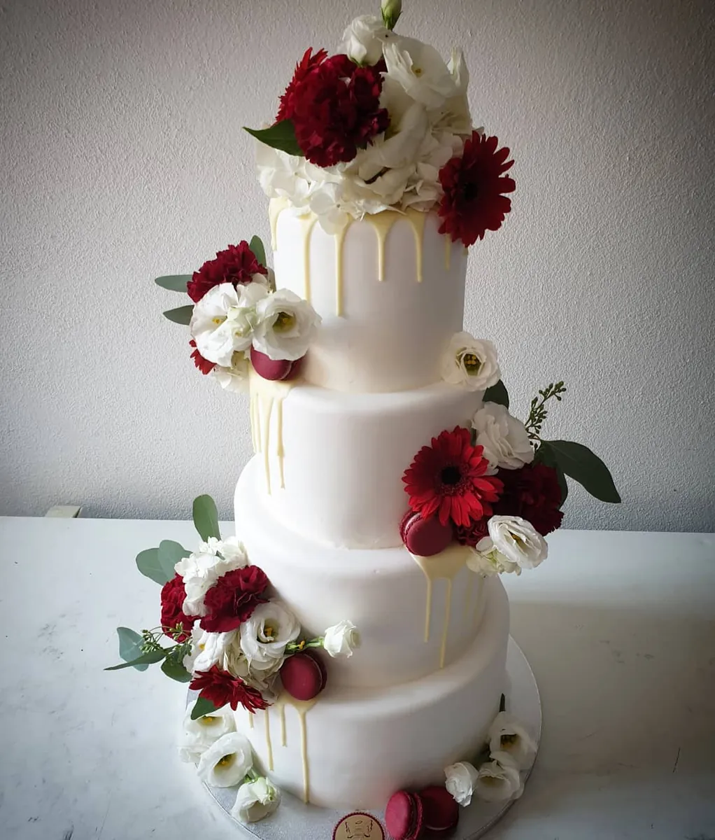 Wedding cake bianca a quattro piani con rose rosse