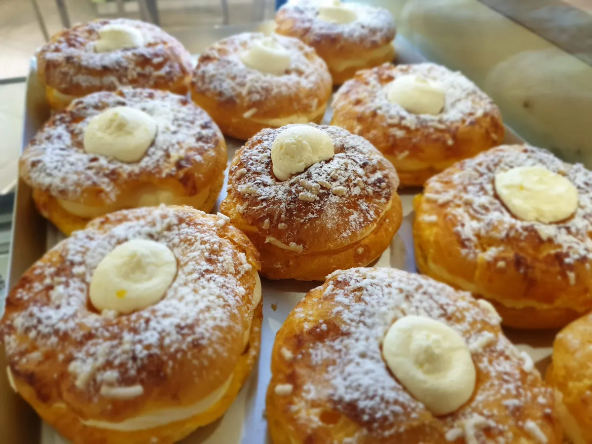 Zeppole al forno con crema e zucchero a velo